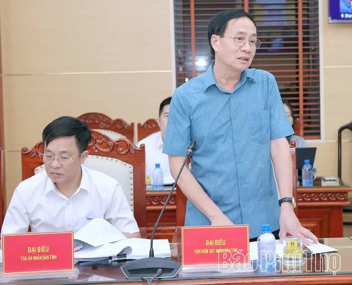 Đại diện Viện Kiểm sát nhân dân tỉnh đóng góp ý kiến vào các dự thảo luật.