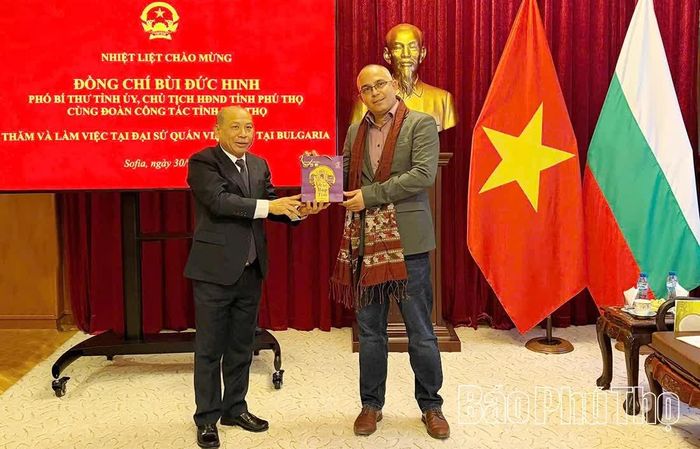 Đồng chí Phó Bí thư Tỉnh ủy, Chủ tịch HĐND tỉnh Bùi Đức Hinh tặng quà ông Zhivka Ivanov - Cố vấn kinh tế của Phó Thủ tướng Bulgaria, Giám đốc Tập đoàn Đầu tư Galaxy.