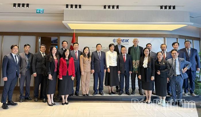 Đoàn công tác tỉnh Phú Thọ cùng cán bộ, nhân viên Đại sứ quán Việt Nam tại Thổ Nhĩ Kỳ và lãnh đạo, nhân viên Ủy ban Kinh tế Đối ngoại Thổ Nhĩ Kỳ (DEIK).