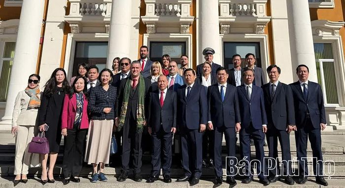 Đoàn công tác chụp ảnh lưu niệm với lãnh đạo thành phố Pernik.
