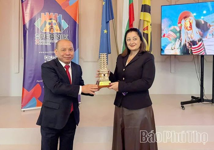 Đồng chí Phó Bí thư Tỉnh ủy, Chủ tịch HĐND tỉnh Bùi Đức Hinh trao quà lưu niệm của tỉnh Phú Thọ tặng bà Greta Koleva - Tỉnh trưởng tỉnh Pernik (Bulgaria).