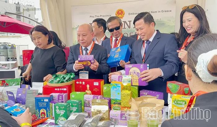 Đồng chí Phó Bí thư Tỉnh ủy, Chủ tịch HĐND tỉnh Bùi Đức Hinh cùng đoàn công tác giới thiệu các sản phẩm chè đặc trưng của Phú Thọ đến bạn bè và đối tác quốc tế tại Lễ hội Trà và Cà phê Athens (Hy Lạp).