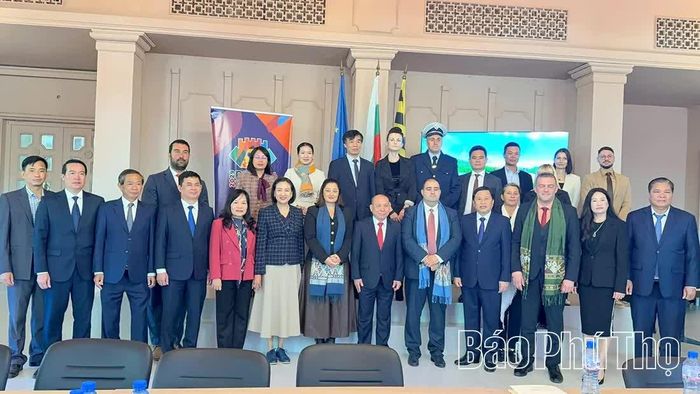 Đồng chí Phó Bí thư Tỉnh ủy, Chủ tịch HĐND tỉnh Bùi Đức Hinh và đoàn công tác chụp ảnh lưu niệm sau buổi hội đàm.