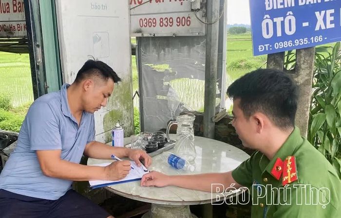 Công an xã Kim Bôi kiểm tra, tuyên truyền và ký cam kết đối với các cơ sở sửa chữa xe đạp, xe mô tô và garage ô tô trên địa bàn .
