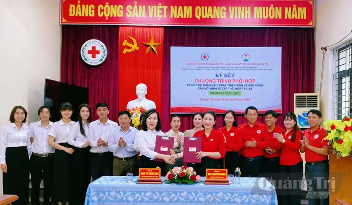 Hội Chữ thập đỏ và Liên minh Hợp tác xã tỉnh ký kết chương trình phối hợp - Ảnh: T.L