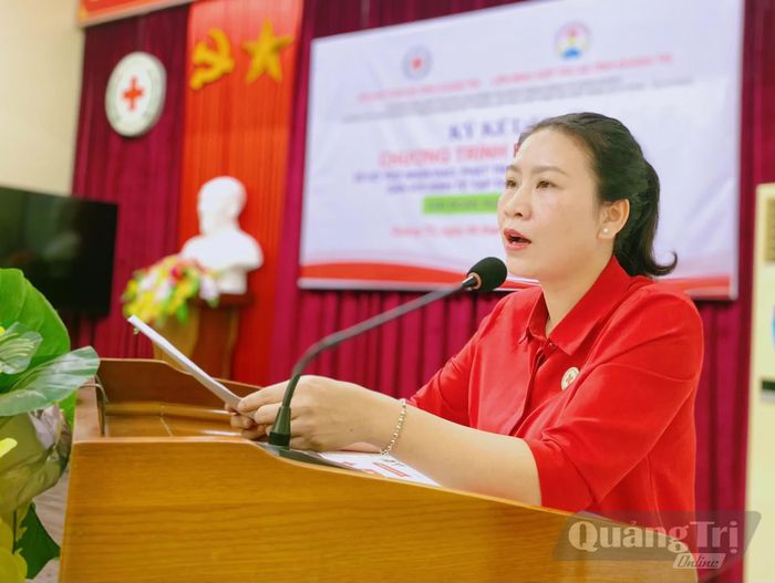 Đại diện lãnh đạo Hội Chữ thập đỏ tỉnh phát biểu tại lễ ký kết - Ảnh: T.L