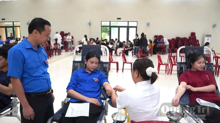 Đại diện lãnh đạo Tỉnh đoàn thăm hỏi, động viên đoàn viên tham gia hiến máu - Ảnh: H.T