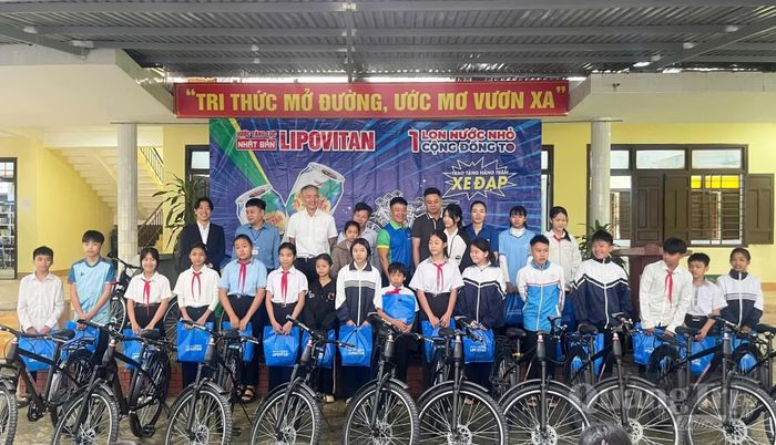Ban Tổ chức trao 20 xe đạp cho học sinh nghèo vượt khó tại xã Kim Phú - Ảnh: X.P