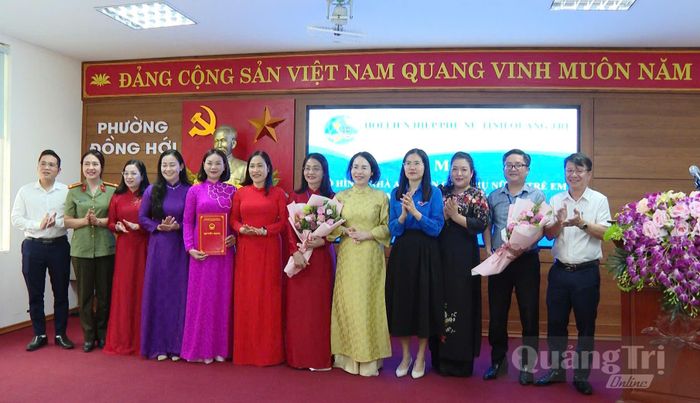 Ra mắt các thành viên tổ vận hành mô hình - Ảnh: Thùy Trang