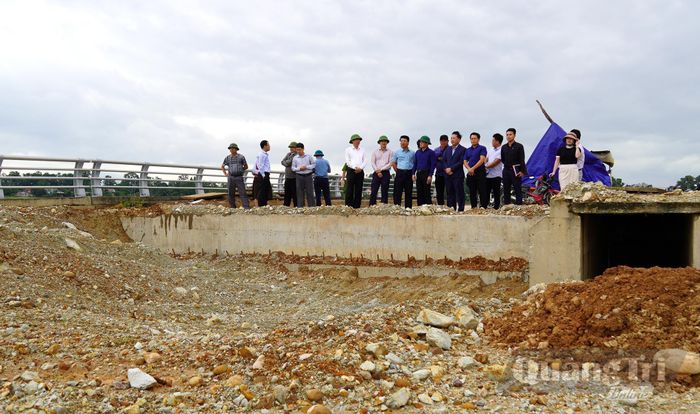 Đồng chí Lê Văn Bảo, Phó Chủ tịch UBND tỉnh kiểm tra hiện trường dự án - Ảnh: C.H