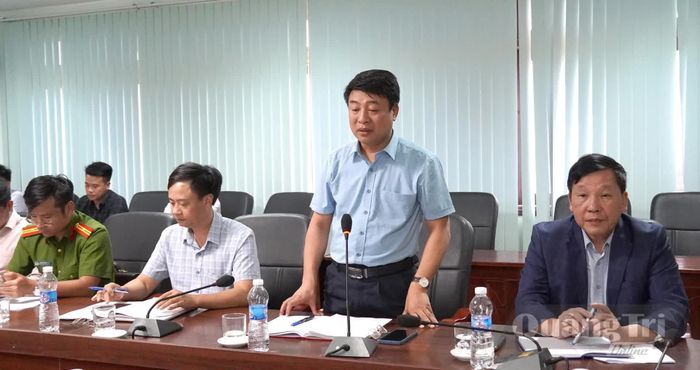 Lãnh đạo UBND xã Quảng Trạch báo cáo phương án giải phóng mặt bằng khu lăng mộ chưa được di dời - Ảnh: C.H