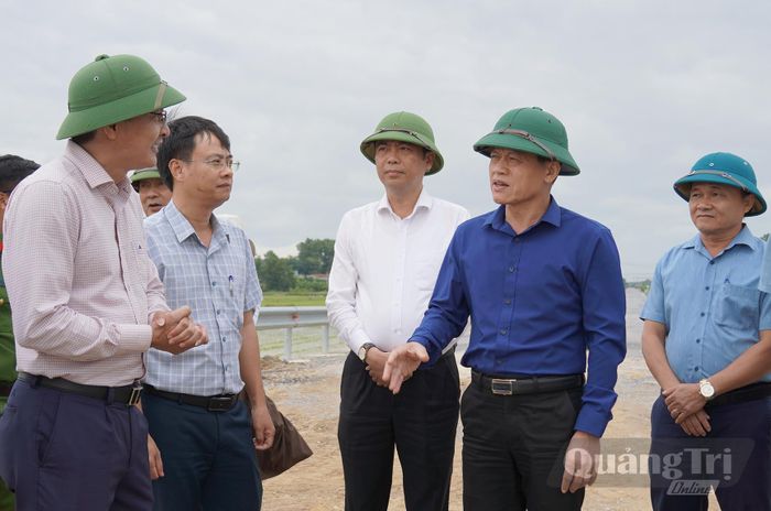 Đồng chí Lê Văn Bảo, Phó Chủ tịch UBND tỉnh yêu cầu chủ đầu tư và xã Quảng Trạch giải phóng mặt bằng dứt điểm trong tháng 10/2026 - Ảnh: C.H