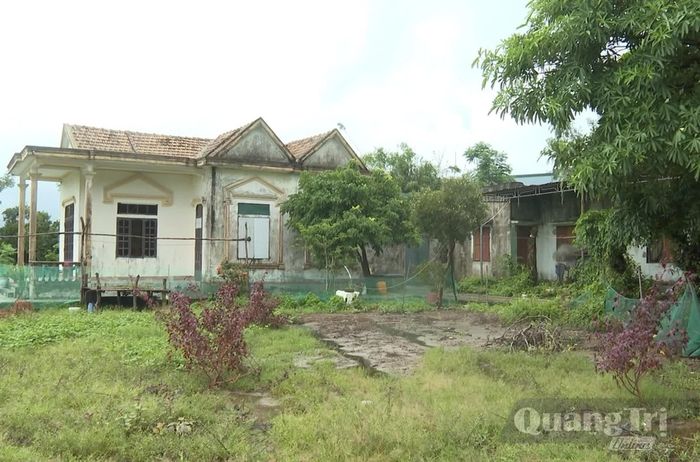 Bà Nguyễn Thị Huân, ở xã Phú Trạch, có 3.000m2 đất ở và đất trồng cây lâu năm, nhưng hơn 10 năm qua, không thể chuyển nhượng cho con của mình vì đất đã có quyết định về thu hồi đất - Ảnh: B.T