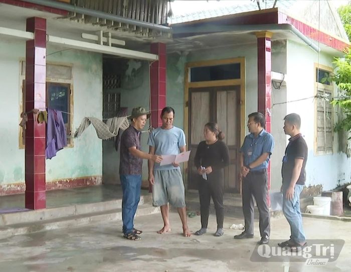 Gia đình bà Lê Thị Tam, ở thôn 19/5, xã Phú Trạch, trình bày nỗi khổ của gia đình khi đất nằm trong khu vực dự án “treo” hàng chục năm qua - Ảnh: B.T