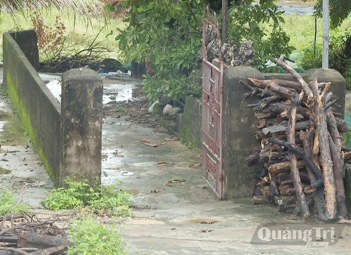 Sau hơn 10 năm chờ đợi bồi thường, bố trí tái định cư, nhiều gia đình ở thôn 19/5, xã Phú Trạch, phải sống trong cảnh nhà cửa xuống cấp nghiêm trọng - Ảnh: B.T