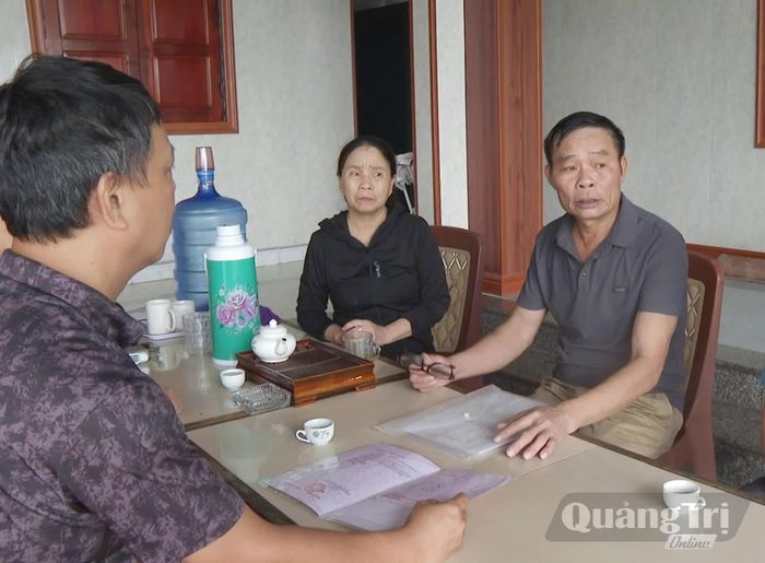Ông Nguyễn Quang Cảnh, ở xã Phú Trạch, phản ánh nỗi khổ 10 năm gia đình ông phải chờ nhận tiền bồi thường - Ảnh: B.T
