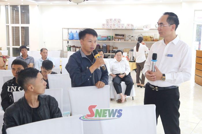 Cán bộ Trung tâm Trợ giúp pháp lý Nhà nước tỉnh giải đáp các vướng mắc cho những người làm công tác xã hội tại cơ sở.