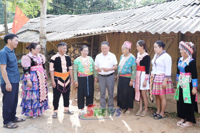 Cán bộ xã Bó Sinh và già làng, người có uy tín của bản Pú Bẩu tuyên truyền, vận động nhân dân chấp hành các quy định của pháp luật.