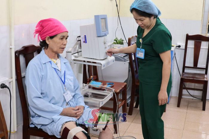 Bệnh nhân sử dụng máy điện phân để hỗ trợ phục hồi chức năng.