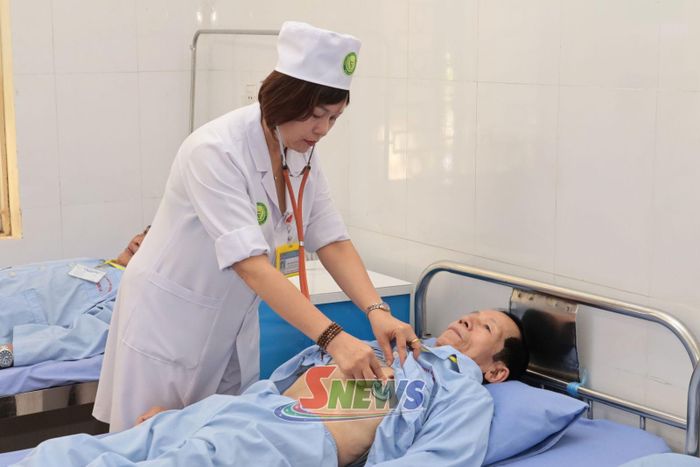 Bác sĩ Bệnh viện Phục hồi chức năng thăm khám bệnh nhân.