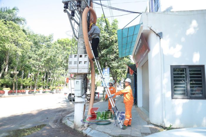Công nhân Công ty Điện lực Sơn La phối hợp với Viettel Sơn La xử lý cáp viễn thông vô chủ, đảm bảo mỹ quan đô thị.