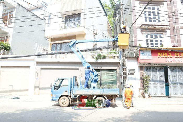 Các đơn vị sử dụng xe nâng hạ chuyên dụng để hỗ trợ phân loại, bó gọn cáp viễn thông, đảm bảo an toàn lao động và mỹ quan đô thị.