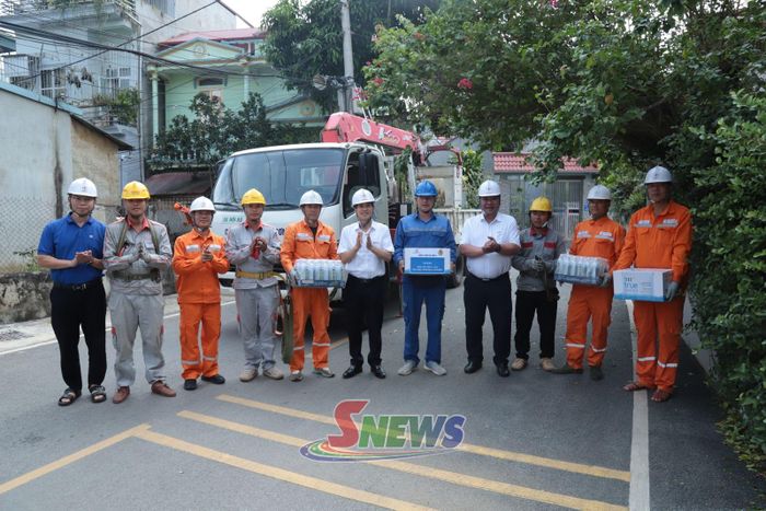 Công ty Điện lực Sơn La thăm hỏi, tặng quà nhóm công nhân thực hiện thu gom, bó cáp tại khu vực tổ 15, phường Tô Hiệu.