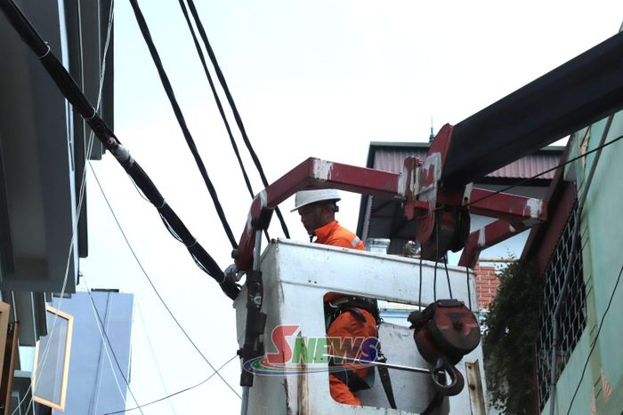 Xử lý cáp viễn thông trên hạ tầng cột dùng chung tại đường Nguyễn Văn Linh, phường Tô Hiệu.