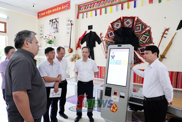 Đồng chí Phó Chủ tịch UBND tỉnh kiểm tra việc vận hành kiosk tại tổ 1, phường Chiềng Cơi.