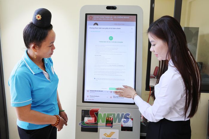 Cán bộ Bưu điện tỉnh hướng dẫn công dân thực hiện nộp hồ sơ trên kiosk.
