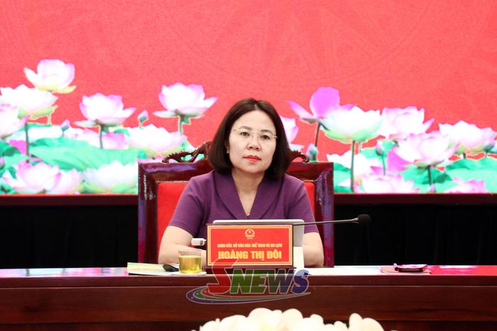 Đồng chí Hoàng Thị Đôi, Giám đốc Sở Văn hóa, Thể thao và Du lịch, chủ trì tại điểm cầu tỉnh Sơn La.