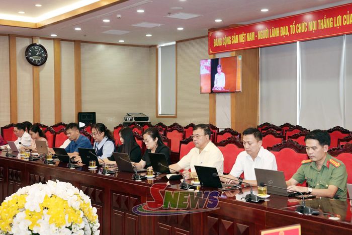 Các đại biểu dự họp.