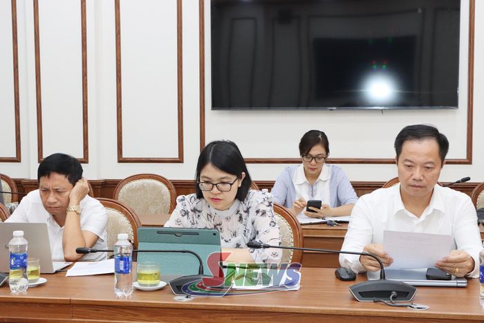 Các đại biểu dự cuộc họp.