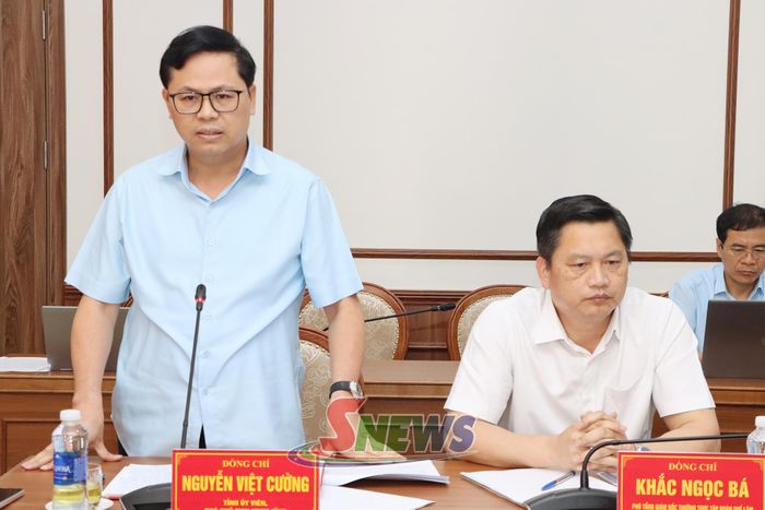 Đồng chí Phó Chủ tịch HĐND tỉnh phát biểu tại cuộc họp.