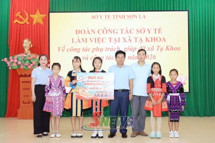 Sở Y tế trao nguồn lực dự án “Gói mì hạnh phúc” cho học sinh trên địa bàn xã Tạ Khoa.