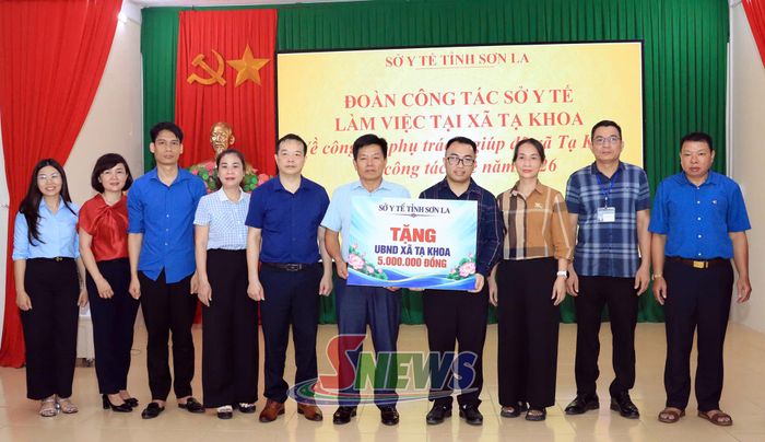 Lãnh đạo Sở Y tế trao quà cho xã Tạ Khoa chăm lo hộ nghèo.