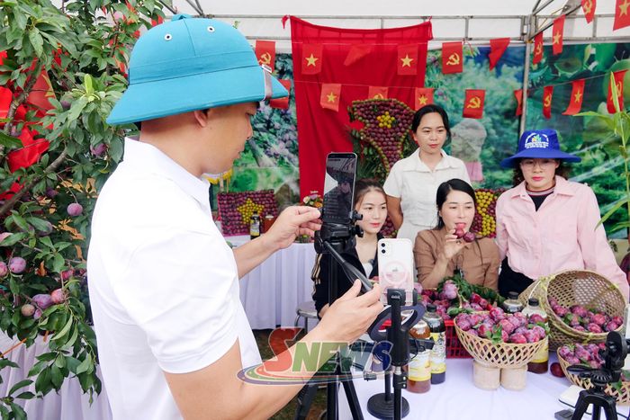 Người dân xã Phiêng Khoài livestream giới thiệu, quảng bá nông sản trên nền tảng số.