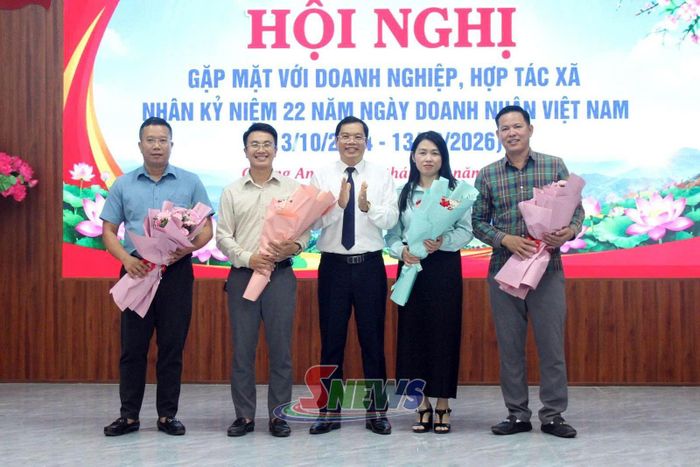 Lãnh đạo phường Chiềng An tri ân các doanh nghiệp ủng hộ Quỹ Vì người nghèo.