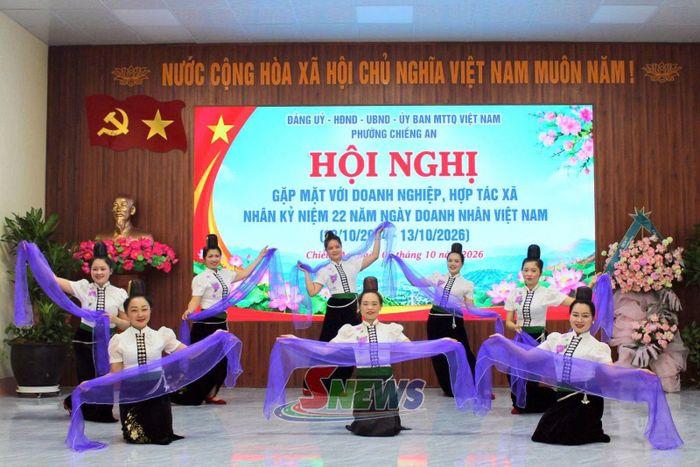 Tiết mục văn nghệ chào mừng gặp mặt.