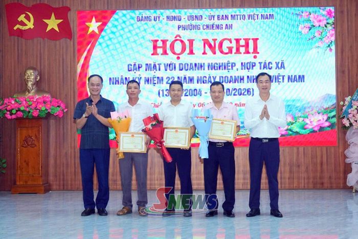 Lãnh đạo phường Chiềng An trao giấy khen cho các cá nhân.