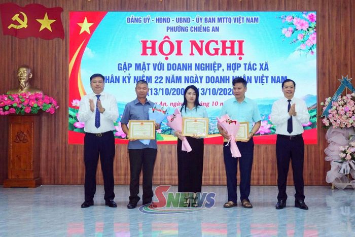 Lãnh đạo phường Chiềng An trao giấy khen cho các tập thể.
