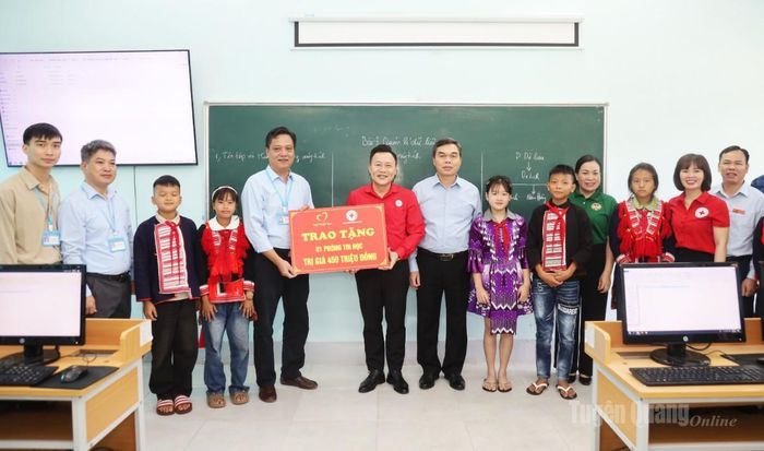 Đoàn công tác trao tặng phòng học Tin học cho Trường PTDT bán trú Tiểu học và THCS Thông Nguyên.