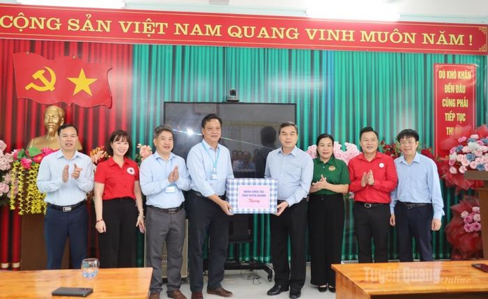 Đồng chí Ma Thế Hồng, Phó Bí thư Tỉnh ủy, Chủ tịch Ủy ban MTTQ Việt Nam tỉnh tặng quà cho Trường PTDT bán trú Tiểu học và THCS Thông Nguyên.