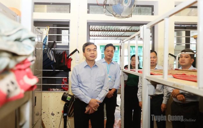 Đồng chí Ma Thế Hồng kiểm tra cơ sở vật chất khu lưu trú học sinh Trường PTDT bán trú Tiểu học và THCS Thông Nguyên.