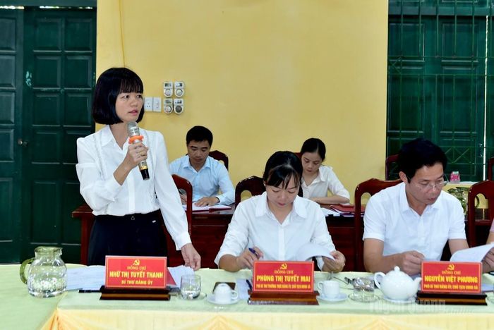 Bí thư Đảng uỷ xã Thái Sơn Nhữ Thị Tuyết Thanh chủ trì, điều hành thảo luận tại hội nghị.