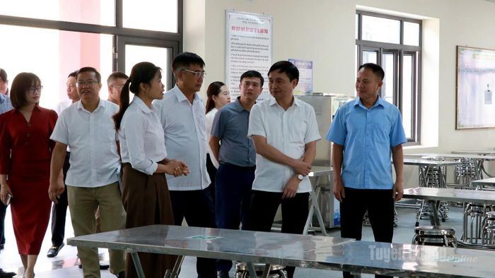 Phó Chủ tịch UBND tỉnh Đỗ Anh Tuấn kiểm tra nhà ăn của học sinh.