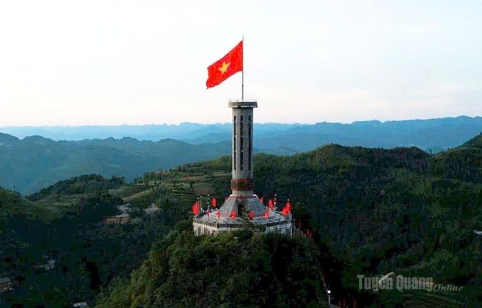 Cột cờ Quốc gia Lũng Cú.