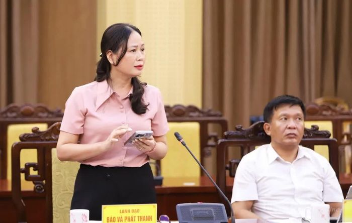 Lãnh đạo Báo và phát thanh, truyền hình tỉnh thảo luận về công tác tuyên truyền phát triển du lịch của tỉnh tại buổi làm việc.