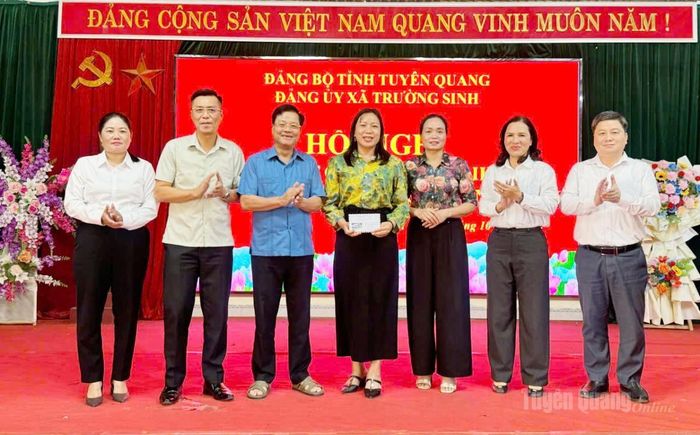 Đồng chí Trần Quang Minh, Ủy viên Ban Thường vụ Tỉnh ủy, Trưởng ban Tổ chức Tỉnh ủy và đồng chí Phạm Kiều Vân, Ủy viên Ban Chấp hành Đảng bộ tỉnh, Giám đốc Sở Tài chính trao tặng kinh phí 30 triệu đồng đầu tư cơ sở vật chất cho trường Mầm non Trường Sinh.