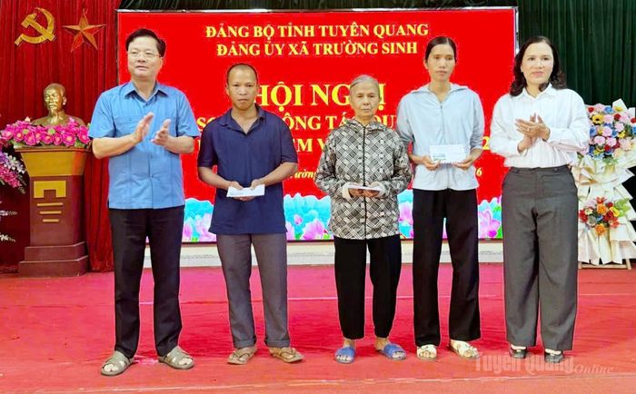 Lãnh đạo Ban Tổ chức Tỉnh ủy; Sở Tài chính trao tặng quà cho gia đình có hoàn cảnh khó khăn.